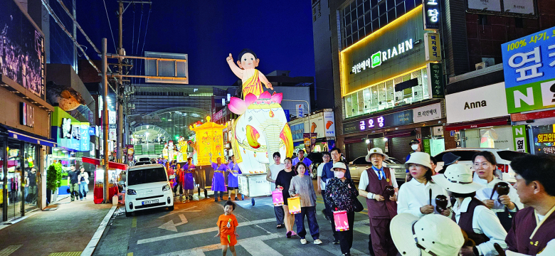 구미시는 지난 16일 금오산대주차장에서 구미불교사암연합회 주관으로 “불기 2570년 부처님 오신 날 연등축제”를 개최했다. 이번 행사는 부처님 오신 날을 맞아 봉축의 의미를 시민과 함께 나누고, 전통 불교문화를 보다 친근하게 체험할 수 있는 자리로 마련됐다. 이번 연등축제는 체험부스와 노래자랑, 문화공연, 봉축법요식, 연등행렬 등 다채로운 프로그램으로 진행됐다. 법요식에 이어 금오산대주차장에서 금오산네거리, 구미역, 2번도로를 거쳐 다시 금오산대주차장으로 돌아오는 연등행렬이 펼쳐졌으며, 50사단 군악대도 함께해 축제의 분위기를 더했다.김학전기자