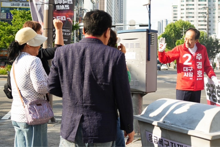 추경호 국민의힘 대구시장 후보가 19일 오전 침산네거리에서 출근 중인 시민들과 인사를 하고 있다 추경호 제공