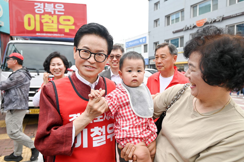 지선 공식 선거운동이 중반으로 접어든 26일 국민의힘 이철우 경북도지사 후보가 전통시장 대목을 맞은 칠곡군 왜관읍 찾아 지지층 표심을 자극하는 대규모 거리 유세를 펼쳤다 〈이철우 후보 캠프 제공〉