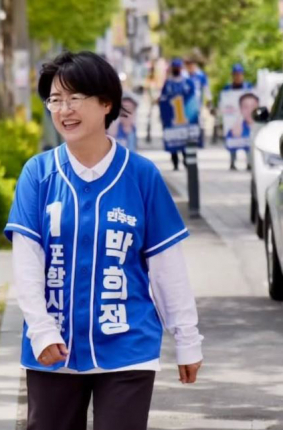 박희정 포항시장 후보가 26일 대해불빛시장을 찾아 시민들을 만났다.박희정 제공