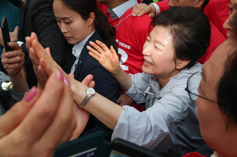 박근혜 전 대통령이 27일 경남 진주 대안동 진주중앙시장을 찾아 박완수 국민의힘 경남도지사 후보, 한경호 진주시장 후보 지원유세를 하고 있다. 뉴스1