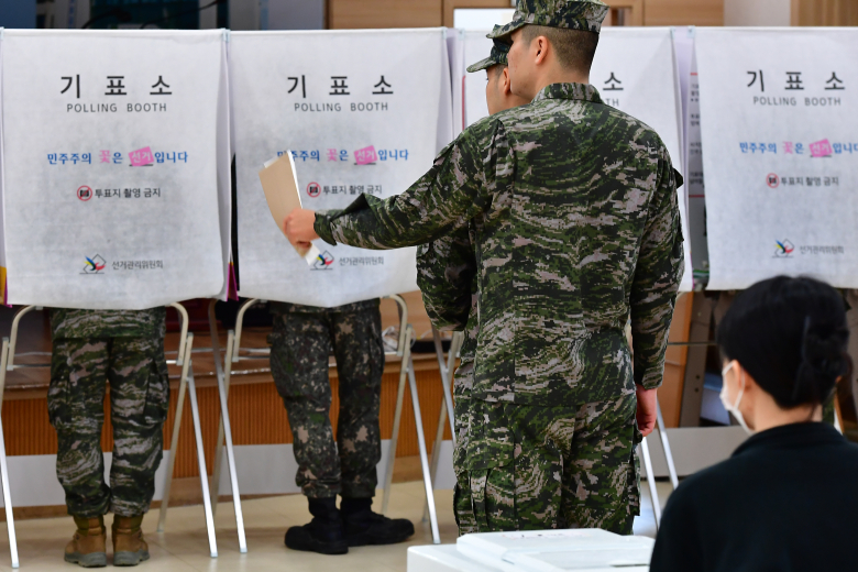 6·3전국동시지방선거 사전투표일인 29일 오전 경북 포항시 남구 오천읍 제2사전투표소에서 해병대 1사단 소속 해병들이 투표를 하고 있다. 뉴스1