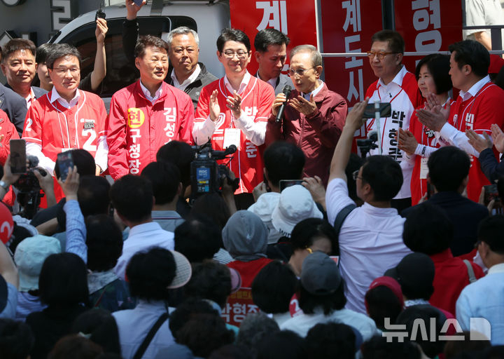 이명박 전 대통령이 지난달 31일 부산 해운대구 구남로를 방문, 박형준 국민의힘 부산시장 후보의 지지를 호소하고 있다. 뉴시스