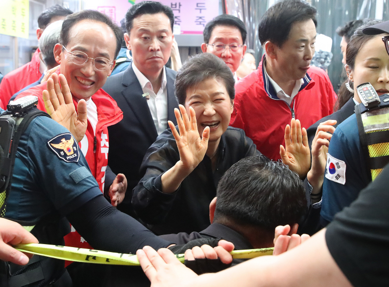 박근혜 전 대통령과 추경호 국민의힘 대구시장 후보가 지난달 31일 오후 대구 중구 서문시장을 찾아 시민과 인사 나누고 있다. 뉴스1
