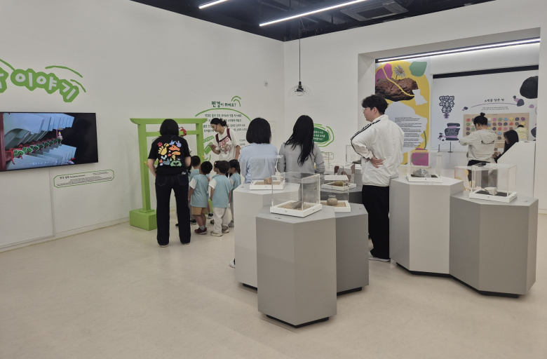 동양대 유아교육과 재학생들이 경기북부어린이박물관에서 진행된 유보이음 ‘문화예술로 소통 더하기’ 프로그램에 참여해 지역 유아들과 문화예술 체험활동을 함께하고 있다.