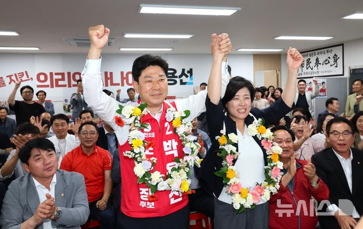경북 포항시장 박용선 당선인과 배우자 장재필 여사. 뉴시스