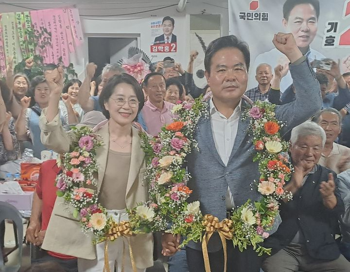 4일 제9회 전국동시지방선거에서 당선한 김학홍 문경시장 당선인이 부인과 함께 꽃다발을 목에 걸고 당선의 기쁨을 나누고 있다. 뉴시스