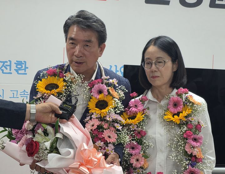 4일 제9회 전국동시지방선거에서 당선한 안병윤 예천군수 당선인이 부인과 함께 꽃다발을 목에 걸고 당선의 기쁨을 나누고 있다. 뉴시스