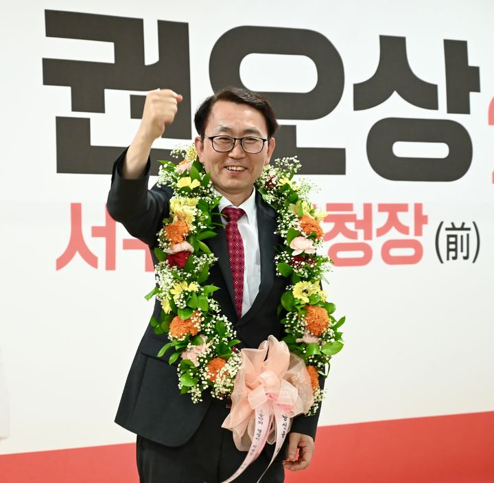6·3 지방선거에서 대구 서구청장 당선이 확실시된 권오상 국민의힘 후보가 4일 자신의 선거캠프에서 환하게 웃고 있다. 뉴시스