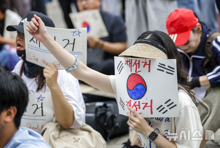 제9회 전국동시지방선거 투표용지 부족 사태에 항의하며 개표소 봉쇄 시위를 이어가는 시민들이 7일 서울 송파구 올림픽공원 핸드볼경기장에 설치된 개표소 앞에서 재선거를 요구하고 있다. 뉴시스