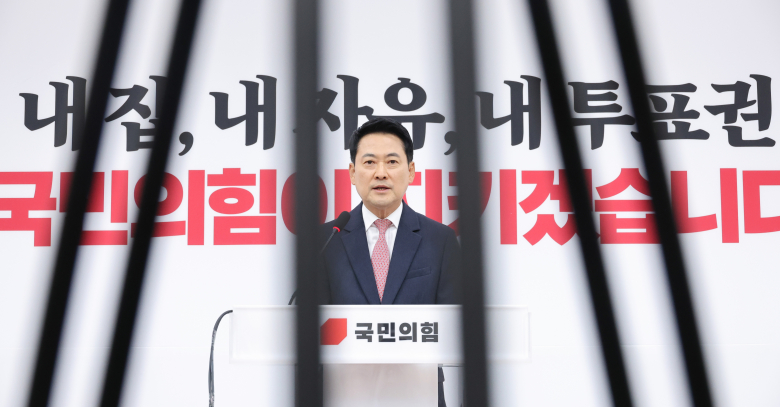 장동혁 국민의힘 대표가 8일 서울 여의도 국회에서 이재명 대통령 취임 1주년 기자회견에 대한 입장을 밝히고 있다. 뉴스1