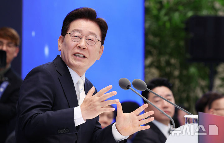 이재명 대통령이 8일 청와대 영빈관에서 열린 취임 1주년 기자회견 '대체불가 대한민국'에서 발언하고 있다. 뉴시스