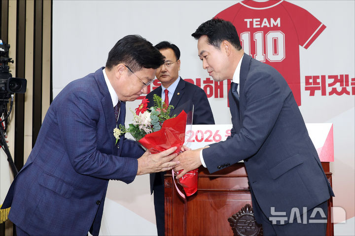 정점식 국민의힘 신임 원내대표가 10일 오후 서울 국회에서 열린 신임 원내대표 선출 의원총회를 마치고 장동혁 대표에게 꽃다발을 받고 있다. 뉴시스