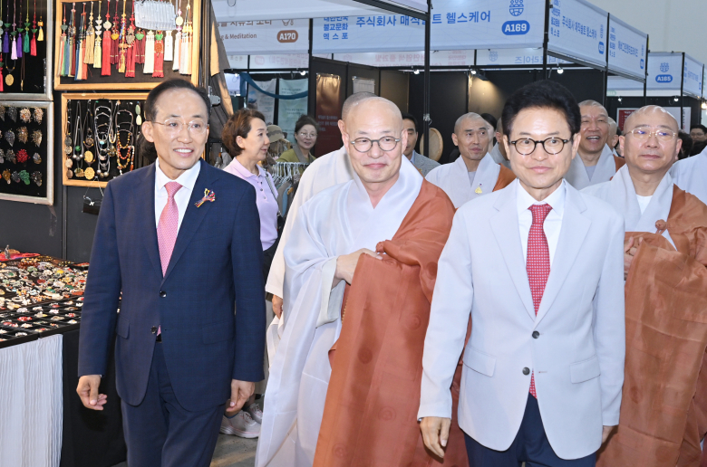 11일 대구 엑스코에서 열린 ‘2026 대한민국불교문화엑스포’ 개막식을 찾은 추경호 대구시장(왼쪽)과 이철우 경북도지사(오른쪽 두 번째). <추경호 제공>
