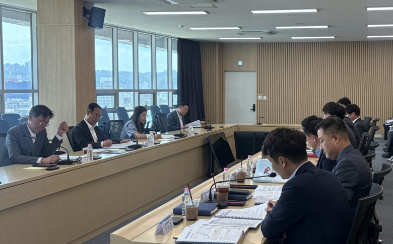 인수위원회는 지난 10일 출범과 동시에 당선인 주재 국별 주요 현안업무보고를 받은 데 이어, 지난 11일부터 자치행정, 경제산업, 건설도시 등 3개 분과위원회를 중심으로 소관 부서 주요업무보고를 진행했다.