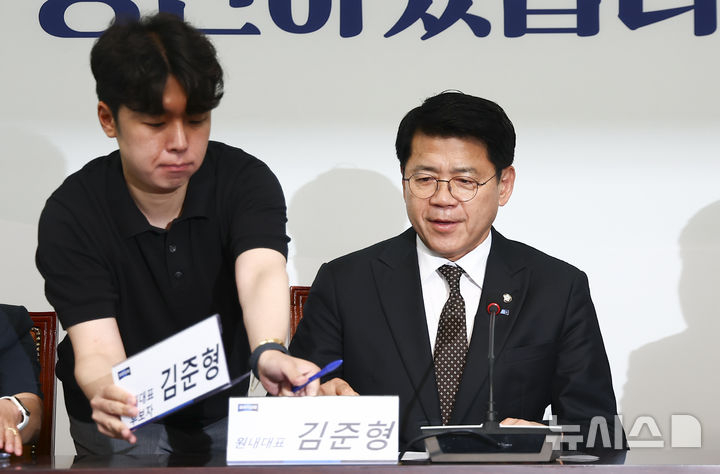 김준형(가운데) 조국혁신당 신임 원내대표가 16일 오전 서울 여의도 국회에서 열린 공개 의원총회에서 당선 인사를 준비하고 있다. 뉴시스
