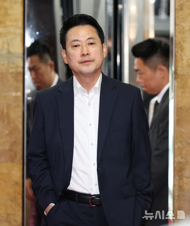 장동혁 국민의힘 대표가 17일 오전 서울 여의도 국회 당대표실로 출근하고 있다. 뉴시스