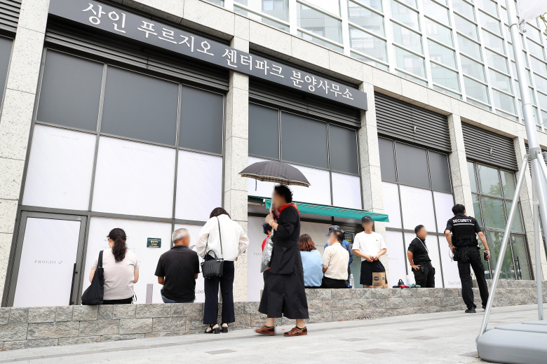 18일 오전 대구 달서구 상인 푸르지오 센터파크 분양사무소 앞에 전세 계약을 하려는 사람들이 접수를 기다리고 있다. 뉴스1