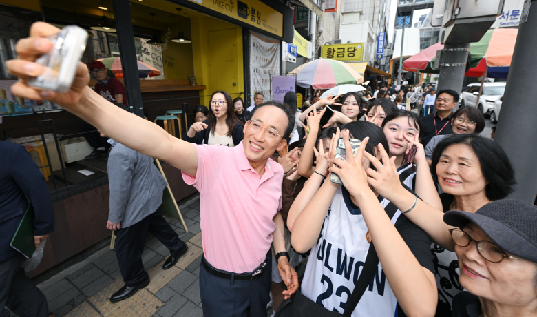 추경호 대구시장 당선인이 20일 오후 서문시장을 방문해 시민들의 셀카 촬영 요청에 응하고 있다. <추경호 제공>