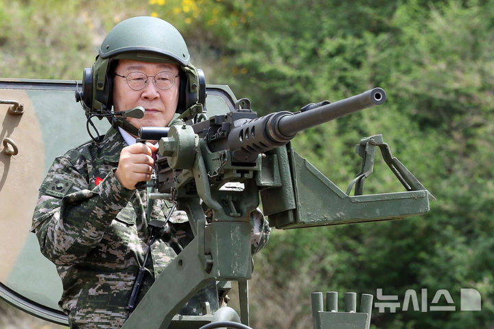 이재명 대통령이 6.25 전쟁일 주간 및 호국보훈의 달을 맞아 24일 인천 옹진군 해병대 연평부대를 방문해 K9A1 자주포에서 K6 조준 시연을 하고 있다.뉴시스