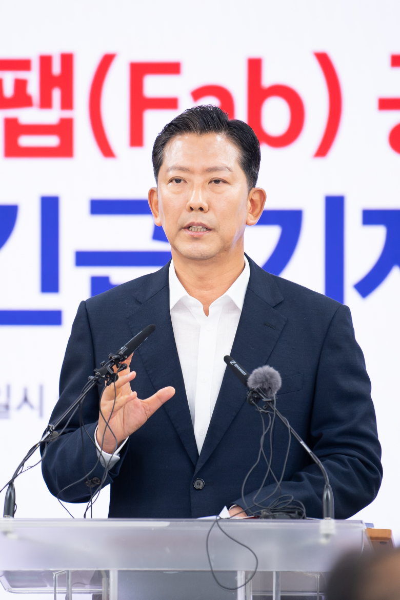 25일 김장호 구미시장이 반도체 팹 유치를 위한 긴급 기자회견을 진행하고 있다. <구미시 제공>