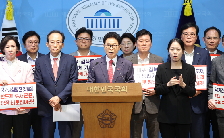 29일 이철우 경북도지사가 서울 여의도 국회 소통관에서 열린 호남권 반도체 대규모 팹 투자 발표 대응 당선인 국회 긴급 기자회견에서 발언하고 있다. <경북도 제공>