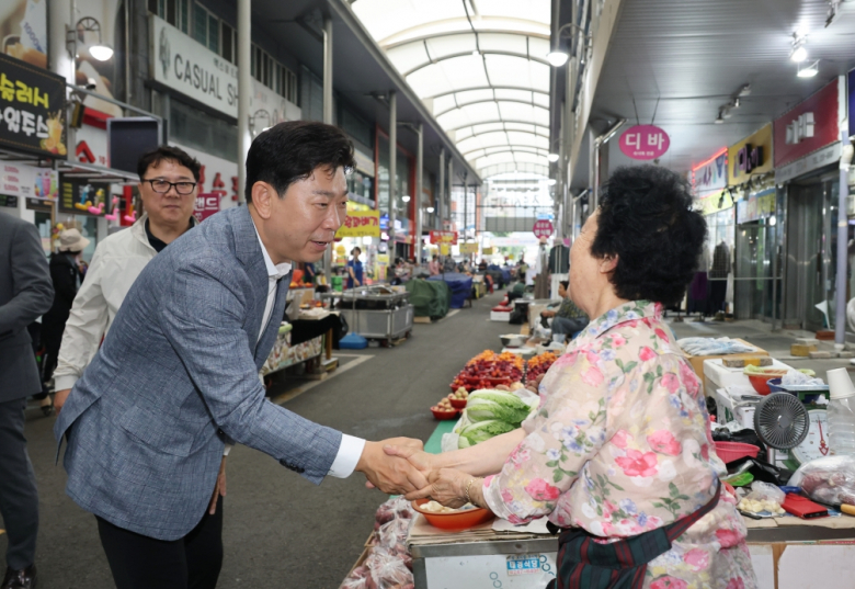 1일 박용선 포항시장은 죽도시장을 찾아 시민들과 소통하며 민생 현장 목소리를 청취했다. <포항시 제공>