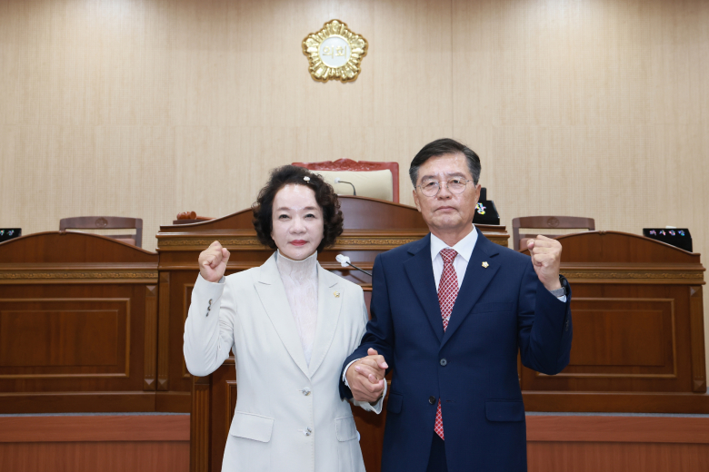 심상휴 의장 (오른쪽) 박신영 부의장