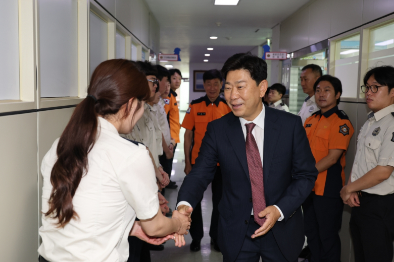 박용선 포항시장이 2일 오전 포항남부소방서에 방문해 취임 인사를 전하고 환담을 나누고 있다.