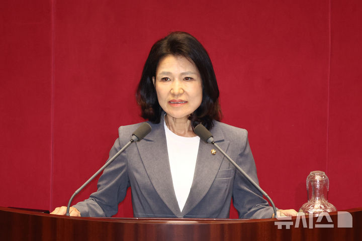 이진숙 국민의힘 의원이 5일 서울 여의도 국회에서 열린 본회의에서 당선 인사를 하고 있다. 뉴시스