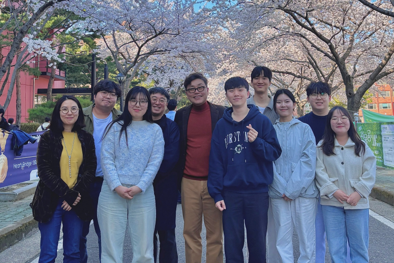 신성만 교수(왼쪽 5번째)와 이사야(왼쪽 2번째), 이하경(오른쪽 1번째) 석사과정생을 비롯한 연구실 구성원들