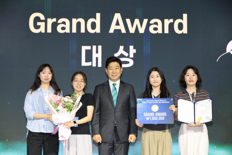 제2회 녹색성장 실천 아이디어 해커톤 시상식 기념촬영을 하고 있다.