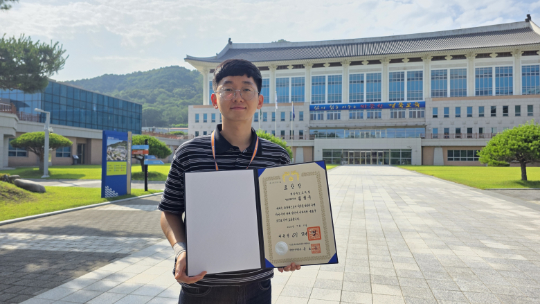 '제6회 적극행정 유공 포상'에서 대통령 표창을 받은 경북교육청 감사관실 김철우 주무관.