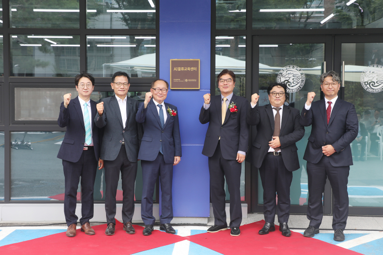 이재용 총장과 정종 대표가 14일 영남이공대 산학협력관에서 열린 AI물류교육센터 개소식 및 현판식에서 주요 참석자들과 함께 기념촬영을 하고 있다.