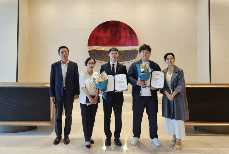 2026 포스코해외유학장학 장학생 단체사진(왼쪽 세번째부터 스탠포드대학교 박사과정 노이준 장학생, 파리경제대학교 박사과정 서동웅 장학생)
