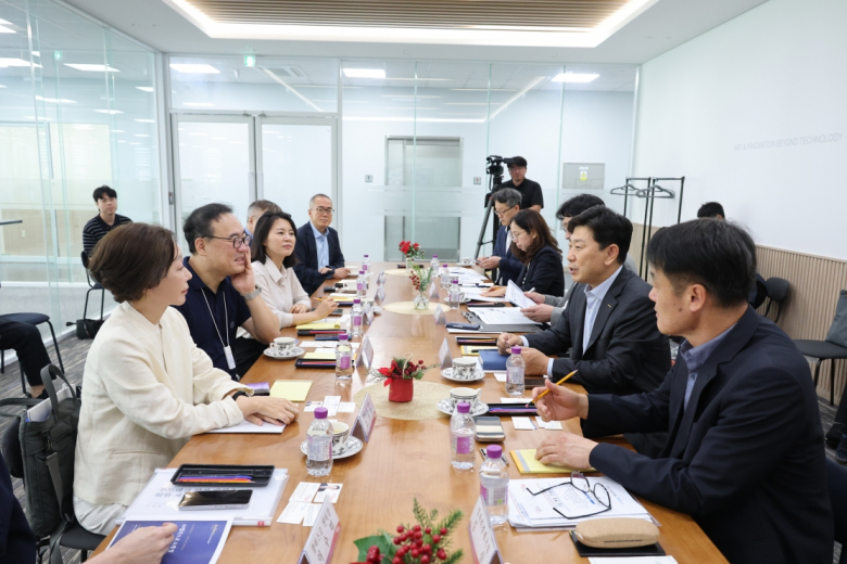 포항시는 21일 그래핀스퀘어 포항캠퍼스에서 그래핀 및 푸드테크 기업 관계자들과 현장 간담회를 개최했다.