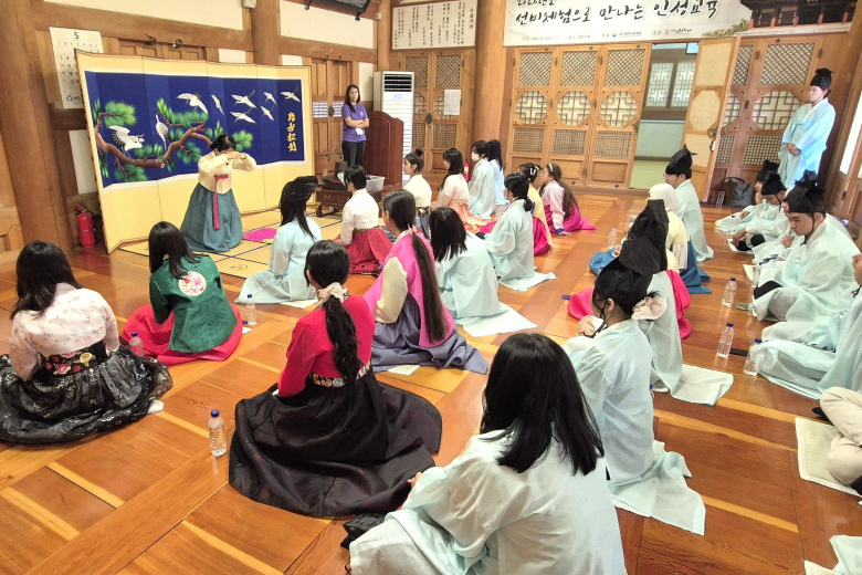 대구 달서구는 병암서원에서 대구보건고등학교의 해외 친선결연 학교인 우즈베키스탄 부하라 제42학교 학생들을 초청해 ‘글로벌 청소년 한국문화체험’ 행사를 개최했다고 22일 밝혔다. 이번 행사는 해외 교류학교 청소년들에게 한국 전통문화를 직접 체험할 기회를 제공하고, 지역 청소년과의 교류를 통해 글로벌 네트워크를 강화하기 위해 마련됐다. 달서구는 지역 초·중·고등학교와 친선결연을 맺은 해외 학교 학생들이 달서구를 방문할 때 한국문화 체험을 지원하는 사업을 2006년부터 추진하고 있다. 이날 참가자들은 병암서원의 전통적인 분위기 속에서 ▲한복과 전통 예절 ▲대형 윷놀이 ▲국궁 등을 체험하며 한국의 역사와 문화를 자연스럽게 이해하는 시간을 가졌다.김순희기자