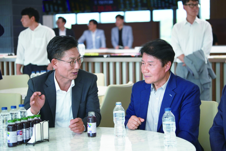 왼쪽부터 김병삼 영천시장, 우희종 한국마사회 회장