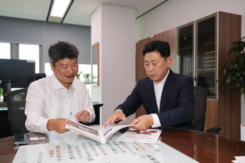 박용선 포항시장(오른쪽)이 27일 정부세종청사 기획예산처를 방문해 박창환 예산총괄심의관을 만나 포항시 주요 현안 사업의 조속한 추진을 위한 정부예산 반영을 적극 건의했다. <포항시 제공>