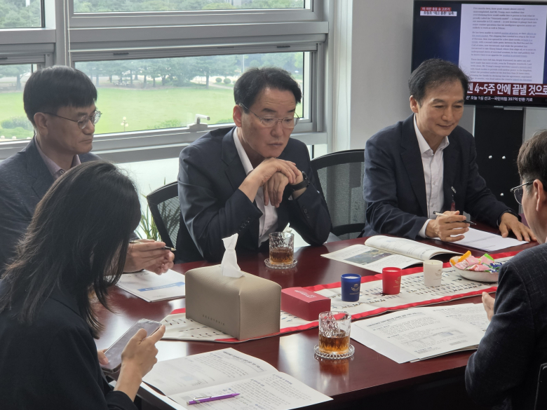 황병직 영주시장이 국회에서 주요 현안 사업을 설명하며 국비 확보 및 지역 발전을 위한 협조를 요청하고 있다.