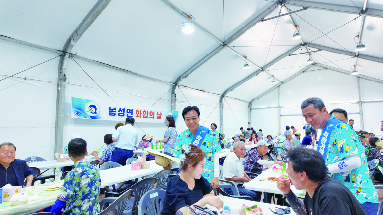 제28회 봉화은어축제 넷째 날인 28일, 봉화읍 내성천 일원은 물놀이와 체험을 즐기려는 가족 단위 관광객들로 활기를 띠었다. 올해 축제는 은어 반두잡이와 맨손잡이 중심의 기존 프로그램에 실내 키즈카페, 어린이 워터파크, 모래놀이장, 패밀리 플레이그라운드 등 가족형 체험시설을 대폭 보강했다. 어린이의 놀이와 부모의 휴식, 야간공연까지 자연스럽게 연결하며 온 가족이 하루 종일 머물 수 있는 체류형 축제로 변화를 꾀했다.김규화기자
