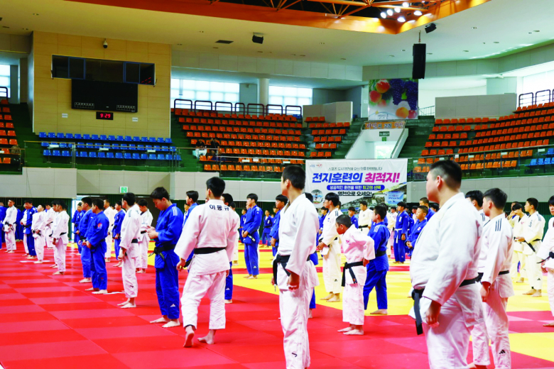 영천시를 방문한 유도선수단이 전국체전 및 국제대회 대비 경기력 향상을 위해 합동훈련을 진행하고 있다.
