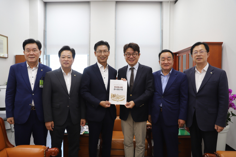 김병삼 영천시장이 국회 국토교통위원회 위원장 유의동 의원 면담 및 현안 건의를 하고 있는 모습이다. (왼쪽부터)윤승오 경북도의원, 이춘우 경북도의회 부의장, 김병삼 영천시장, 유의동 국회 국토교통위원장, 하기태 영천시의회 의장, 이만희 국회 보건복지위원장.