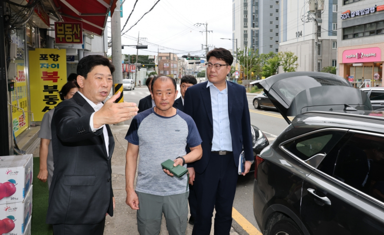 박용선 포항시장은 제도 시행 첫날인 10일 양학시장을 찾아 상가 밀집 지역의 주정차 여건과 주변 교통 상황을 살펴보고, 양학시장 공영주차장 운영 현황도 점검했다.