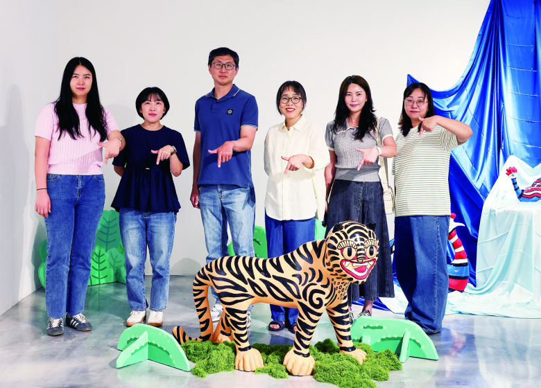 김선경 칠곡애마을관리사회적협동조합 이사(가운데)와 칠곡군 도시계획과·도시재생지원센터 관계자들이 갤러리 파미에서 배문경 작가의 설치작품을 배경으로 ‘이경(移境)’ 전 개막을 기념하고 있다.