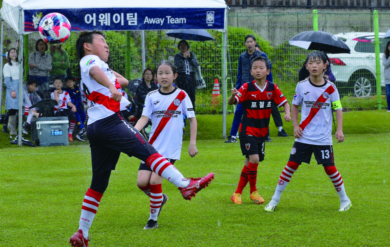 화랑대기 전국 유소년 축구대회에 참가한 선수들이 그라운드에서 뜨거운 승부를 펼치고 있다.