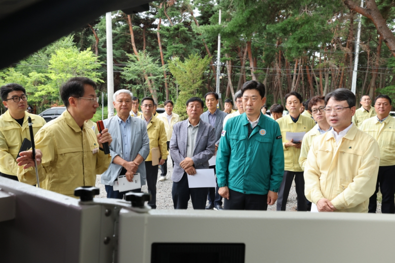 박은식 산림청장과 박용선 포항시장은 13일 새벽 소나무재선충병 방제 총력 대응을 위해 기북면 탑정리 일대 유인항공방제 현장을 찾아 방제 상황을 점검했다.