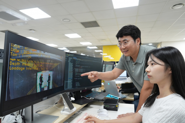 포스코DX AI연구원들이 물류 환경 적재량 산정 AI 프로그램을 시험하고 있다.