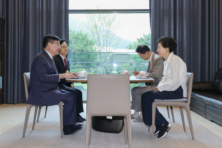 정점식 국민의힘 원내대표가 19일 오전 대구 달성군 유가읍 박근혜 전 대통령 사저를 예방하고 있다. 정 원내대표는 이 자리에서 지난 6·3 지방선거에서 당을 지원한 데 대해 감사의 뜻을 전하고, 국민의힘 국회의원 연찬회 참석을 요청했다. 뉴스1