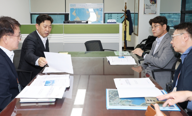박용선 포항시장은 20일 해양수산부를 방문해 환여항 국가어항 신규지정과 포항 영일만항 북극항로 특화항만 조성 등을 건의하고 관련 사업의 국가계획 반영과 정부의 적극적인 지원을 요청했다.